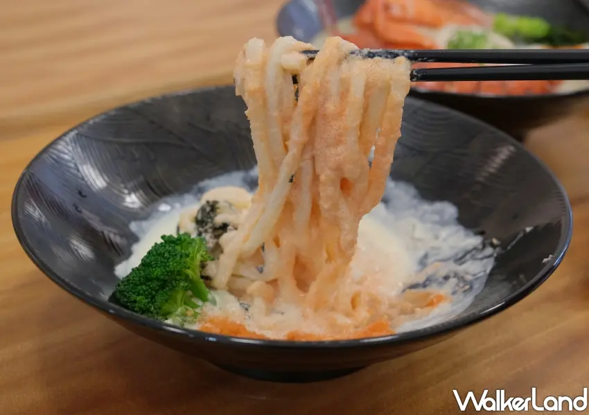 ▲吸滿明太子白醬的烏龍麵條，Q彈咬勁中帶著濃郁奶香，每一口都能吃到日本直送的新鮮感。(攝影：鄭雅之)