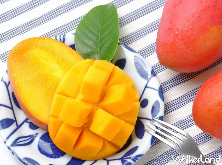 ▲屏東枋山與台南玉井愛文芒果，深受饕客喜愛的愛文芒果果香濃郁，台灣推薦價1,100元，並提供空運直送日本與香港服務 。圖／Breeze Super提供；窩客島整理