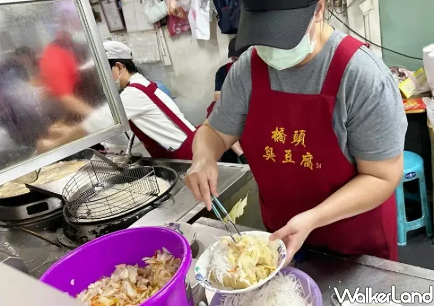 ▲玉里橋頭臭豆腐被譽為全台最強臭豆腐之一，不管是哪間分店都人潮滿滿。(攝影：鄭雅之)