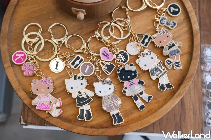 ▲7-ELEVEN三麗鷗長腿KITTY以修長比例與多變穿搭亮相，吊飾整套入手不用抽。（攝影：張人尹）