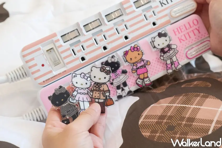 ▲7-ELEVEN三麗鷗長腿KITTY推出手機殼與手機支架等3C周邊，延長線附可愛防塵塞。（攝影：張人尹）
