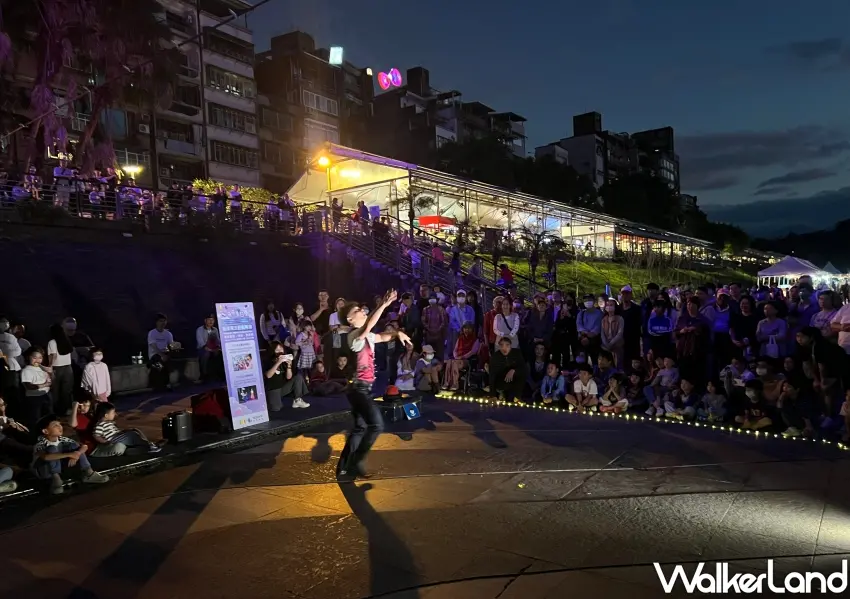 ▲碧潭廣場街頭藝人雜耍特技，吸引人潮圍觀。