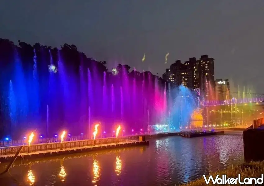 ▲雷射光雕水幕秀搭配繽紛彩色水柱演出。