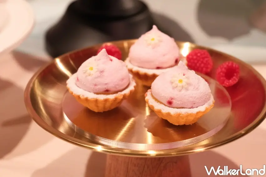 ▲旭集露雫百香覆盆莓塔結合百香果奶油與蛋白霜，搭配酥脆塔殼呈現酸甜與乳香層次。（攝影：張人尹）