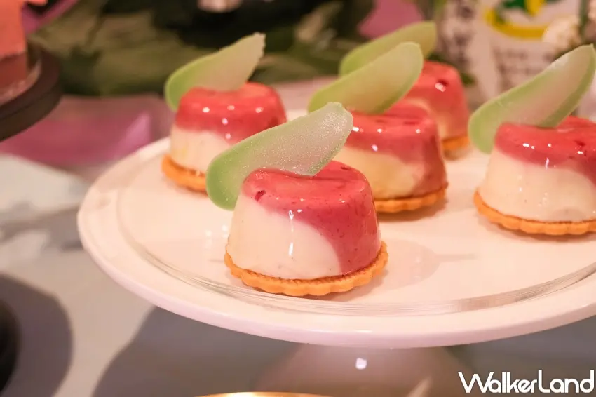 ▲旭集花若葉萊姆緋莓慕斯融合四葉乳業原料與果酸風味，搭配沙布列與果膠堆疊層次。（攝影：張人尹）