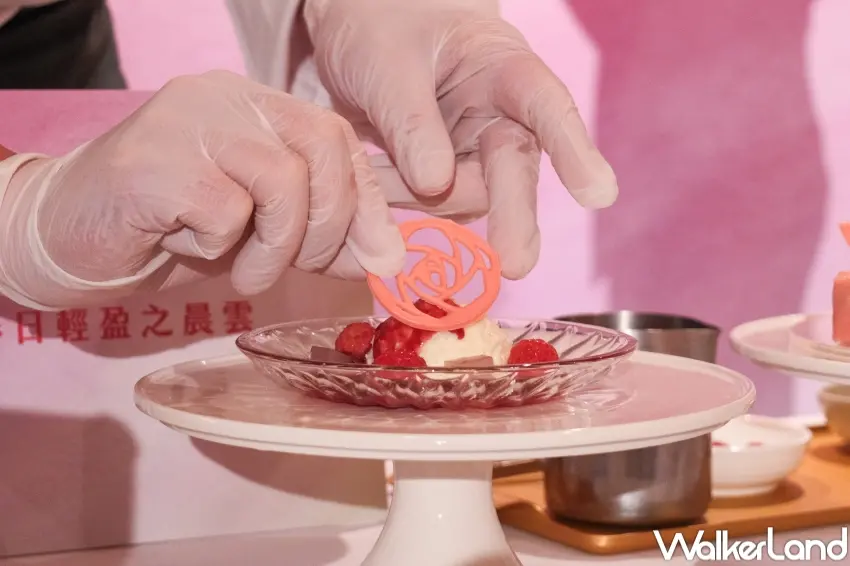 ▲「雲菓」選用「四葉乳業」原料製作生乳酪基底，搭配蜜桃玫瑰醬與荔枝果凍，只在假日晚餐吃得到。攝影：張人尹