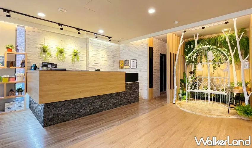 ▲路境行旅花蓮大同館結合綠意造景與簡約木質感，營造出溫馨且具有森林氛圍的休憩空間 。圖／路境行旅花蓮大同館提供；窩客島編輯李維唐整理