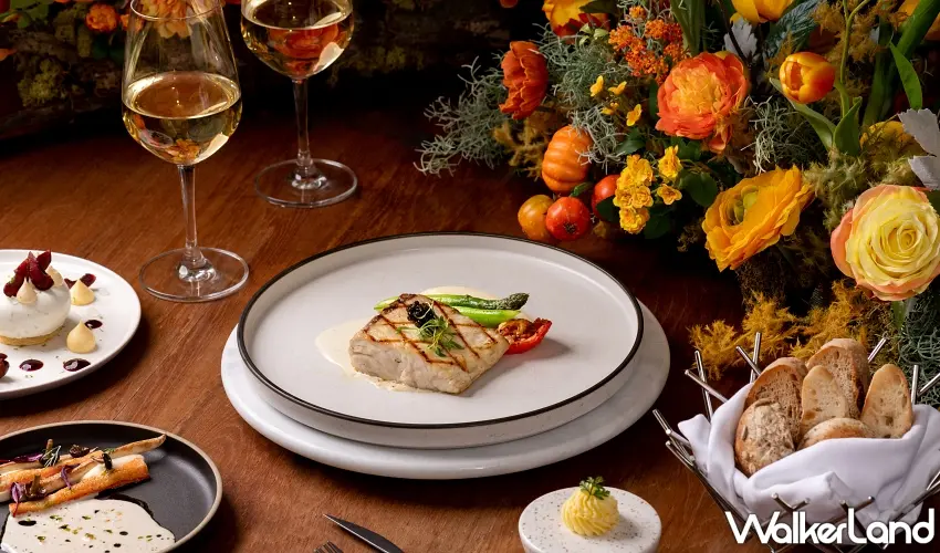 ▲原木炭烤澎湖海鱺」運用炭火帶出海魚緊實肉質與鮮味，搭配簡約配菜呈現食材質樸美味。 圖／台北慕軒飯店，臻品之選提供；窩客島編輯李維唐整理