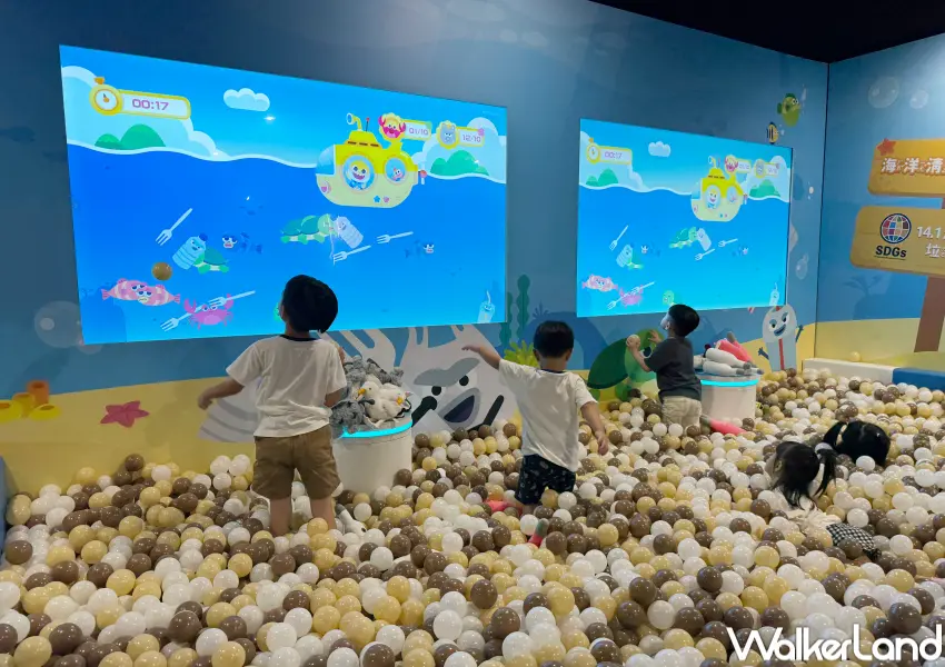 ▲Baby Shark親子遊戲區推薦必玩球池區！球池中藏了垃圾教具和生物教具，讓小孩邊玩邊學習。(攝影：鄭亦庭)
