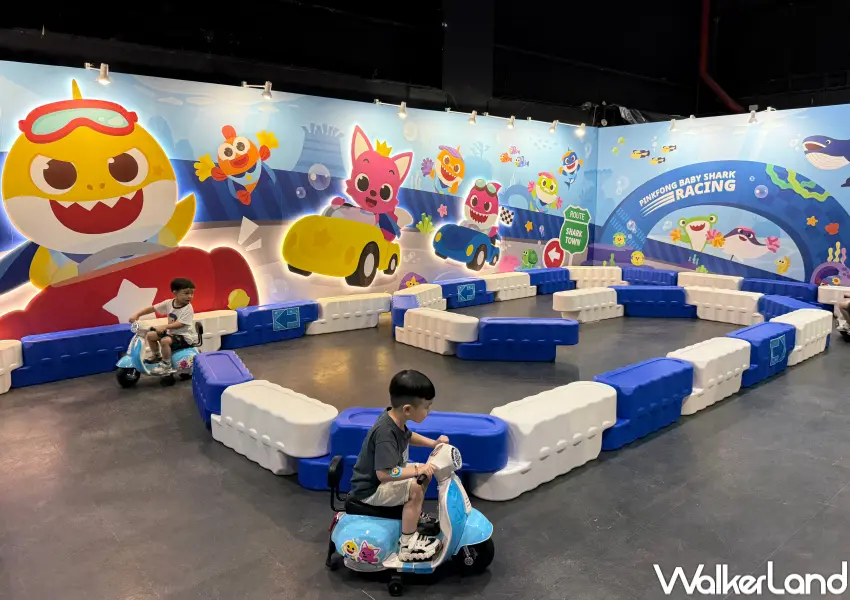 ▲台北Baby Shark親子展覽7大遊戲區！鯊魚嚕嚕車迷宮可以騎迷你嚕嚕車、電動摩托車。(攝影：鄭亦庭)