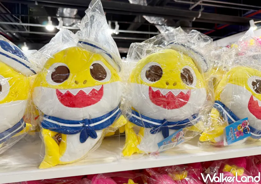 ▲台北Baby Shark親子展覽周邊！Baby Shark娃娃、展覽限定衣服等。(攝影：鄭亦庭)