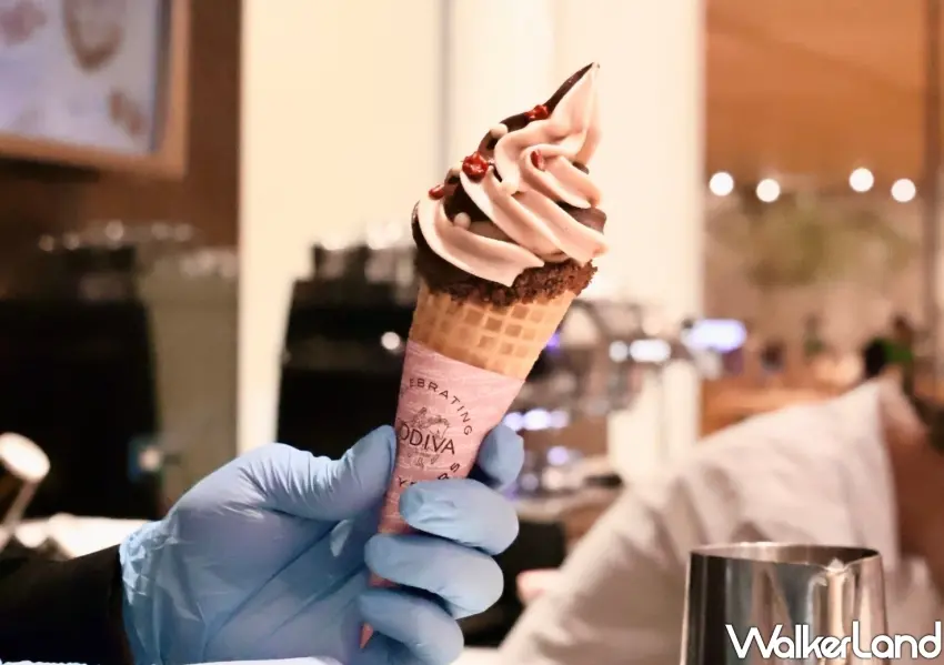 ▲層次感十足的紅莓玫瑰雙重巧克力霜淇淋，是這次GODIVA百週年限定必吃的夢幻冰品。