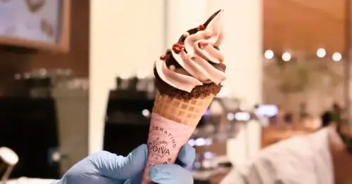 GODIVA盲盒娃娃只送不賣！紅莓玫瑰冰淇淋超夢幻，免費Line貼圖先下載。