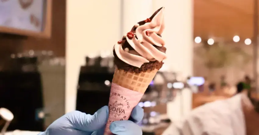 GODIVA盲盒娃娃只送不賣！紅莓玫瑰冰淇淋超夢幻，免費Line貼圖先下載。