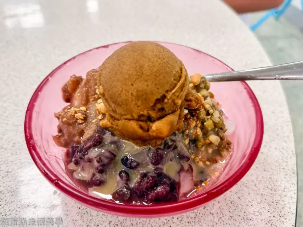 ▲宜蘭古早味剉冰老店！建華冰店招牌必點「傳道冰」，配上紅豆、綠豆、花豆與硬花生等配料。(攝影：部落客 雞蛋糕生活美學專題報告)