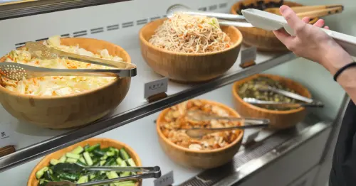 中山站平價美食推薦！李掌櫃功夫製麵 8種小菜吃到飽、飲料喝到飽，最低290元開吃。