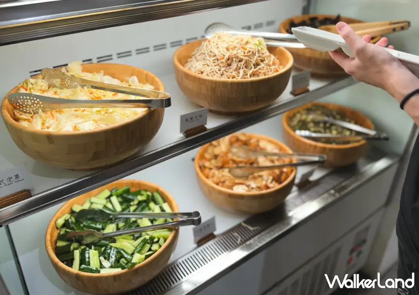 ▲中山站美食「李掌櫃功夫製麵」小菜吃到飽選擇超多（攝影：蕭芷琳）