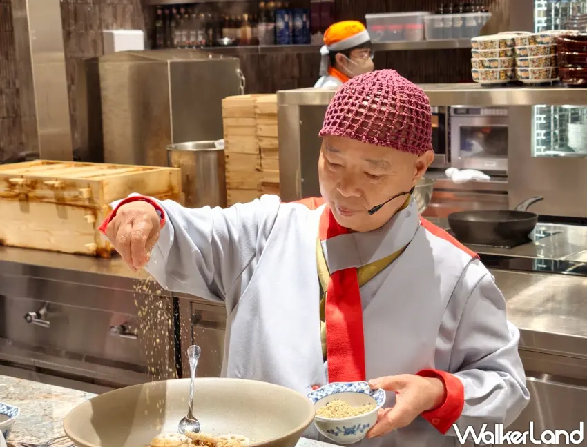 ▲正寬法師現場調製與「樂蔬」的聯名料理之一「五味子醬核果拌藕片」。（攝影：楊婷雅）