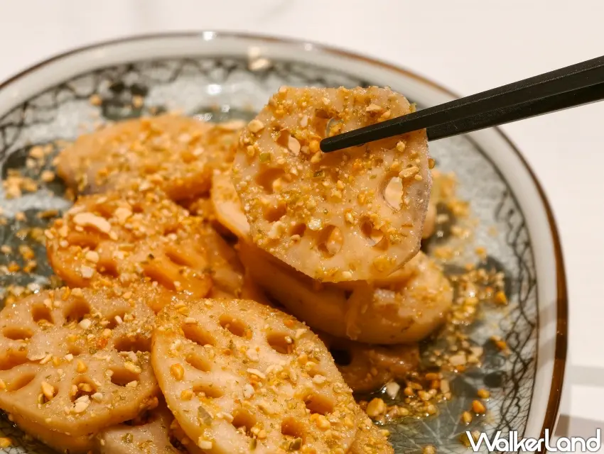 ▲「五味子醬核果拌藕片」 將新鮮藕片汆燙後，拌入烘烤碎堅果與韓式五味子醬。（攝影：楊婷雅）