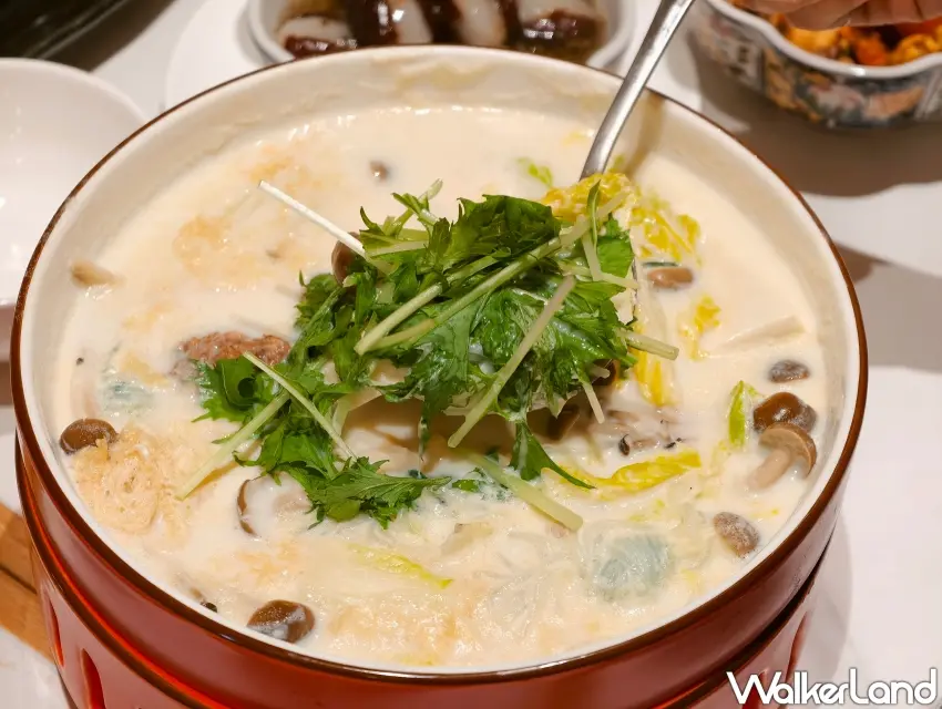 ▲「香濃豆漿鍋」湯底選用有機濃豆漿與昆布蔬菜高湯熬製，打造醇厚的底蘊，配料集結了豆香純粹的絹豆腐、素獅子頭、響鈴捲與鴻喜菇等。（攝影：楊婷雅）