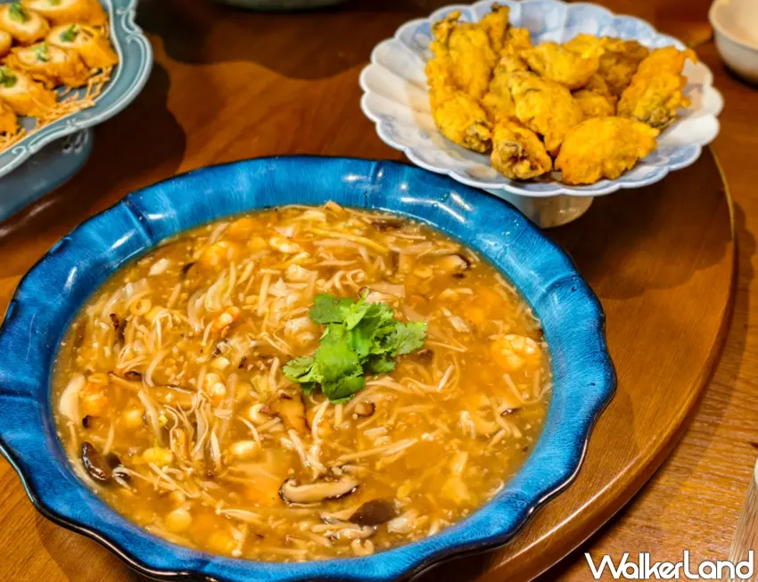 ▲「日本岡山鮮蠔海鮮羹」料理靈感源自土魠魚羹，主廚將原本的炸土魠魚以日本岡山產地直送的鮮蠔取代。（美食好芃友提供）