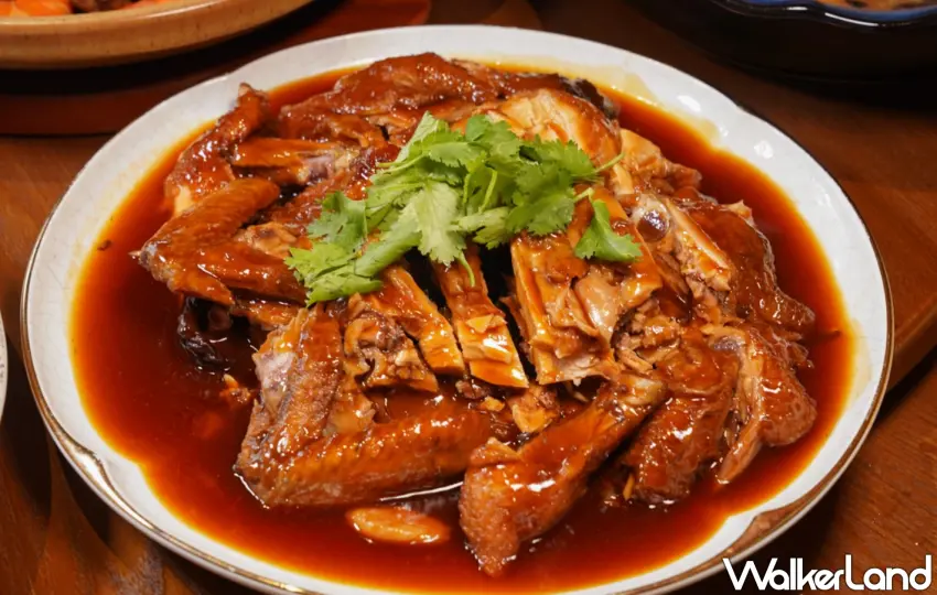 ▲「台味南靖封全雞」採先炸後滷，再與栗子及花菇一同蒸製，使雞肉燉煮至軟嫩入味。（美食好芃友提供）