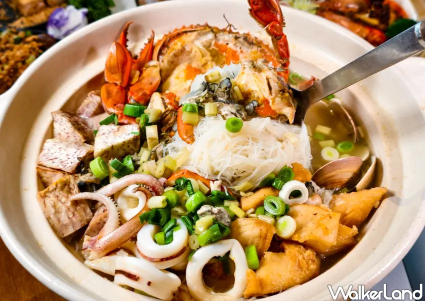 ▲「海幸總匯米粉湯」以整隻紅蟳入湯，搭配土魠魚塊與大卷一同熬煮，將多重海鮮精華完整釋放於湯底之中。(美食好芃友提供)
