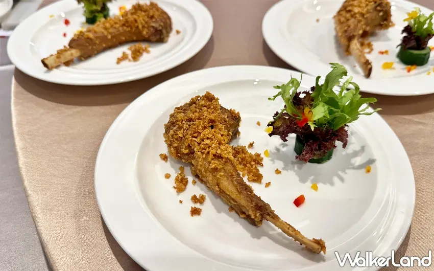 ▲蒜香和羊排：特別選用肉質鮮嫩、無羶味的高地和羊，經三段式油炸至金黃酥脆，搭配香氣濃郁的蒜香點綴 。圖／窩客島編輯李維唐攝影