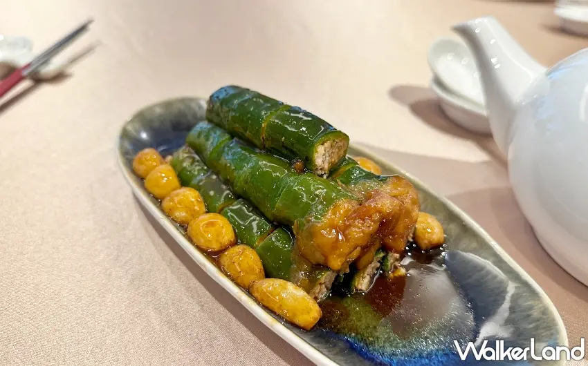 ▲鑲翡翠椒：嚴選本地新鮮牛角椒鑲入黑毛豬肉，以「㸆菜」工法燒至入味，濃郁噴香且不辣口 。圖／窩客島編輯李維唐攝影