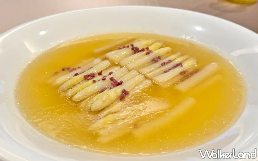 ▲雞汁雲林土庫白蘆筍：精選契作直送的在地鮮嫩白蘆筍，結合老母雞高湯慢火細煨，將法式高級食材轉化為講究的中式功夫菜 。圖／窩客島編輯李維唐拍攝