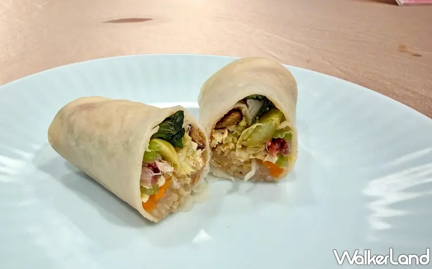 ▲點水樓潤餅剖面：薄而彈牙的餅皮包裹著傳承與創新的滋味，每一口都能吃到多種食材堆疊出的精緻風味 。圖／窩客島編輯李維唐拍攝