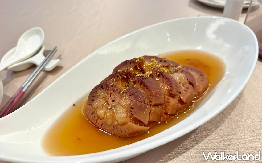 ▲桂花糖藕：軟糯的蓮藕與淡雅桂花香交織，是江南酒樓不可或缺的經典甜糯盆菜 。
圖／窩客島編輯李維唐拍攝