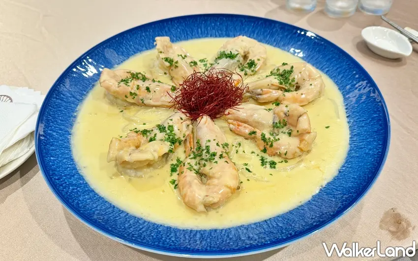 ▲上湯奶油虎蝦佐烏龍麵：飽滿鮮甜的虎蝦搭配中西合璧的濃郁醬汁，底層烏龍麵吸附精華，口感彈牙過癮 。圖／窩客島編輯李維唐拍攝