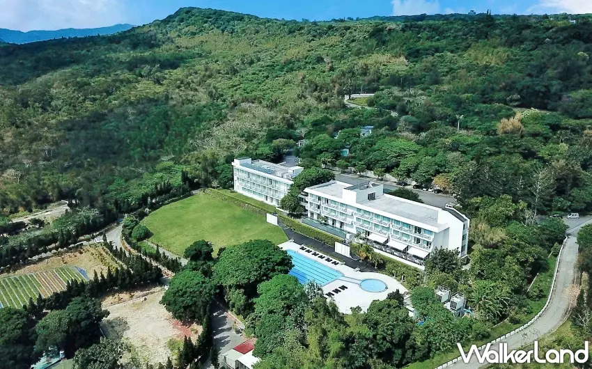 ▲華泰瑞苑位於墾丁國家公園內，坐擁大尖山與大灣海景，緊鄰森林遊樂區等景點，讓住客遠離塵囂享受樂活。 圖／華泰瑞苑提供；窩客島整理
