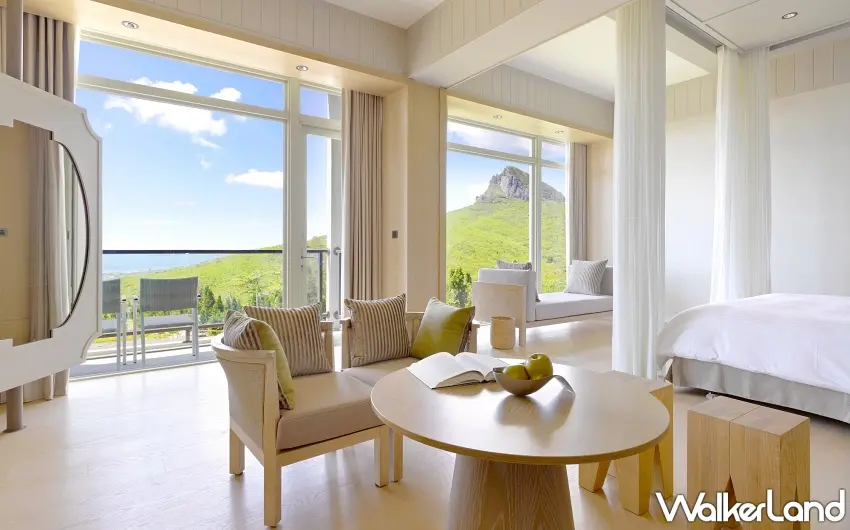 ▲瑞苑套房採用大片窗景，將南國四時風光盡收眼底，更是住客私下欣賞大尖山落日的絕佳地點。 圖／華泰瑞苑提供；窩客島整理