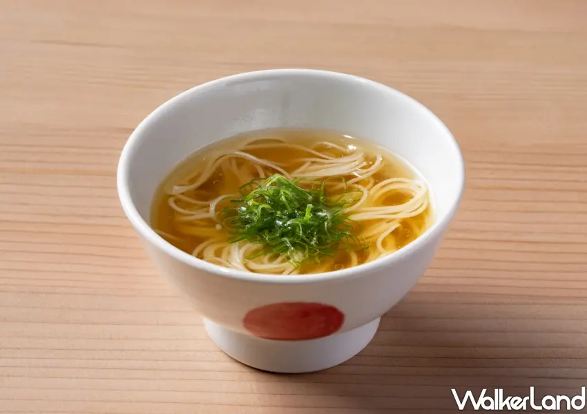 ▲燒鳥すみか套餐結尾的療癒雞湯素麵，清甜湯頭點綴翠綠蔥絲。