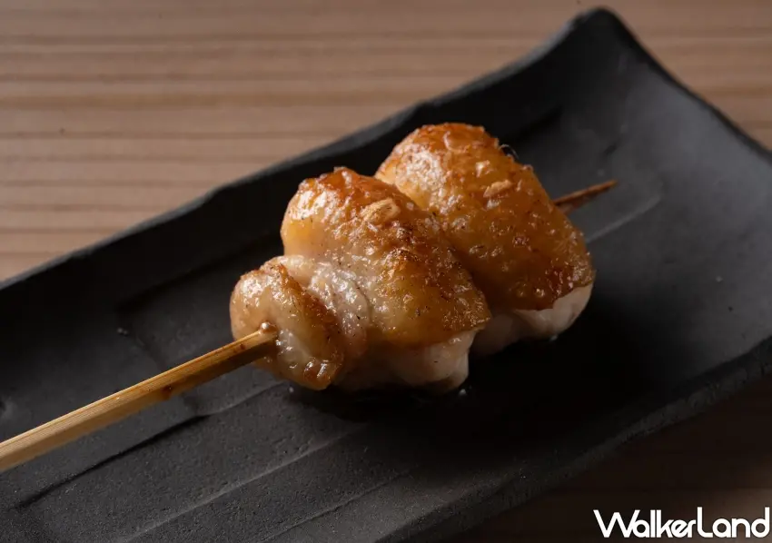 ▲料理長手工分切的紅羽土雞串燒，高溫封鎖肉汁呈現誘人金黃色澤。