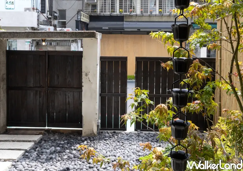 ▲由日本空運來台的江戶古建材門戶，展現職人燒鳥店的歷史溫度。