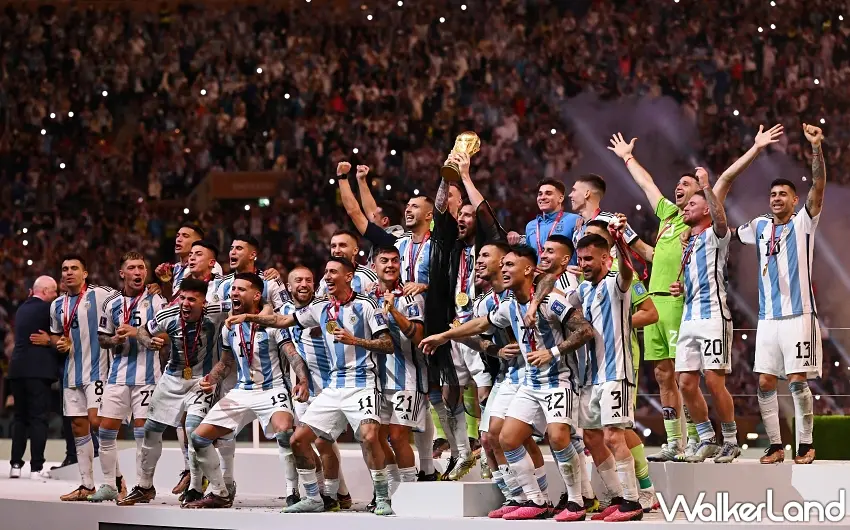 ▲阿根廷隊在世界盃奪冠慶典上高舉金盃，展現巔峰競技的至高榮譽。 圖／Klook提供；窩客島編輯李維唐整理
