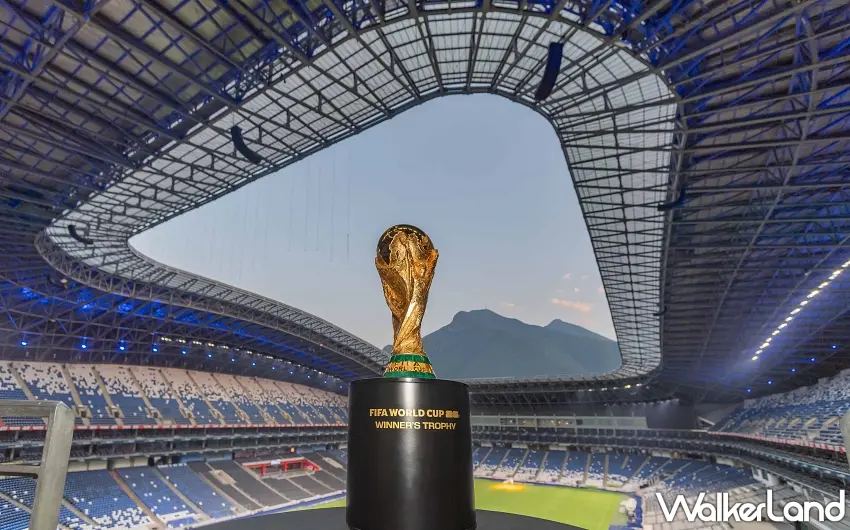 ▲世界盃足球賽冠軍獎盃於現代化場館中亮相，揭開2026年體育盛會序幕。 圖／Klook提供；窩客島編輯李維唐整理