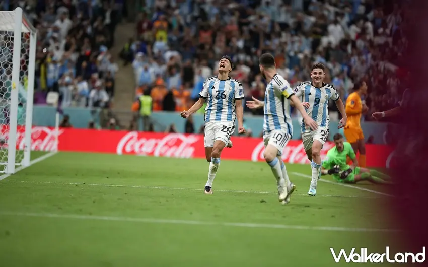 ▲球員在場上進球後的狂熱慶祝，傳遞出足球賽事特有的情緒張力。 圖／Klook提供；窩客島編輯李維唐整理