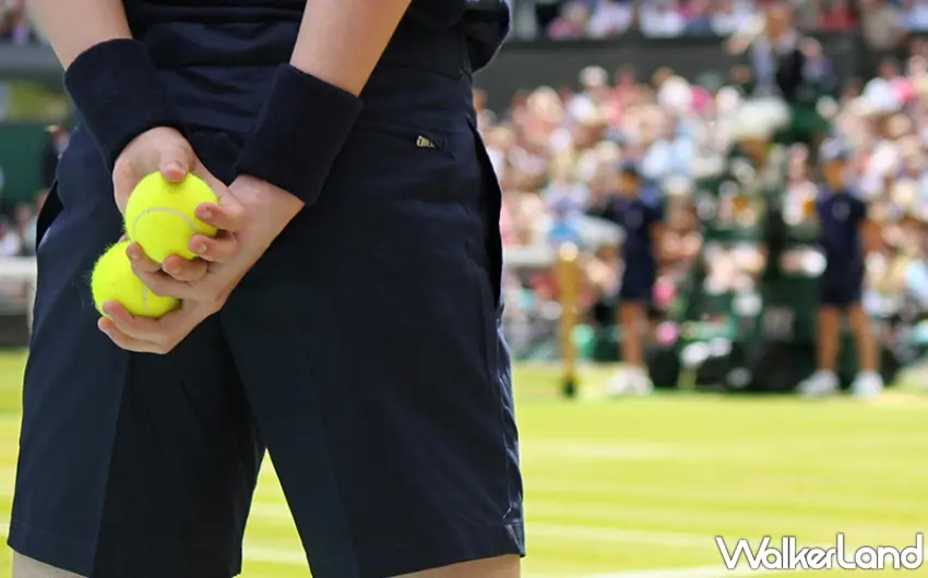 ▲球僮在草地賽場待命，溫布頓網球錦標賽以其嚴謹的傳統與極致的競技品質著稱。 圖／Klook提供；窩客島編輯李維唐整理