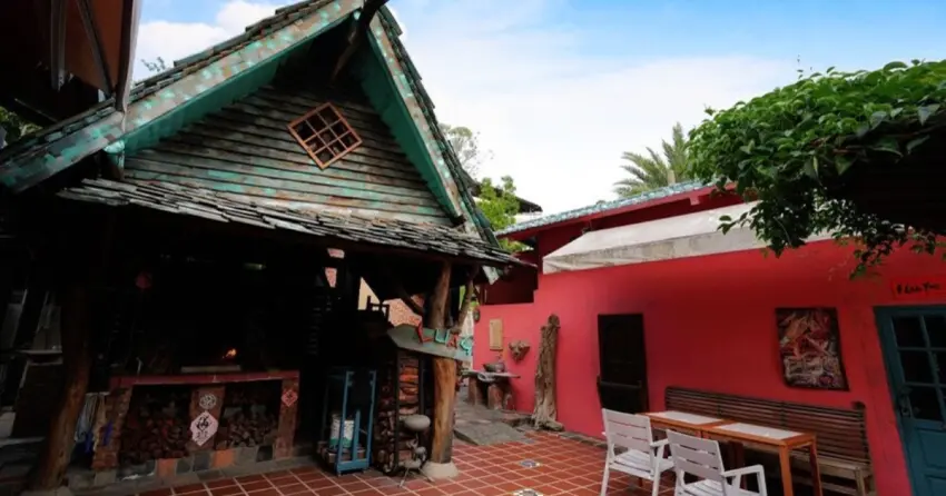 ▲「柴寮披薩 Luau Pizza 」的外觀就像童話裡的小屋，木造屋頂搭配繽紛色彩相當吸睛，讓人忍不住一拍再拍。