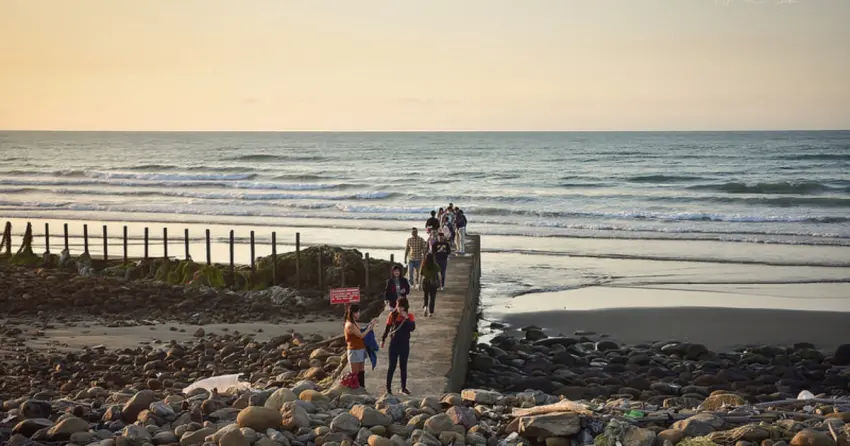 ▲「海之聲」因颱風侵襲後，原本的堤防如今已成為斷垣殘壁，滄桑又獨特的氛圍，吸引不少旅人特地前來打卡。