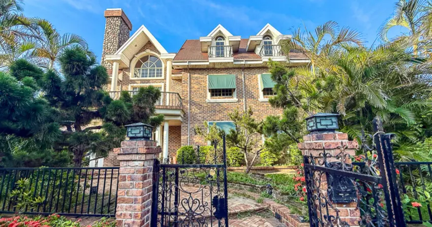 ▲「香草微風」的外觀宛如一座歐式城堡，紅磚建築搭配華麗庭園設計相當吸睛，充滿儀式感的浪漫氛圍讓人驚豔。