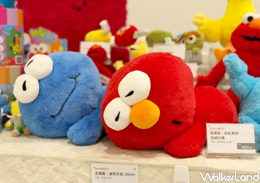 ▲台北芝麻街特展周邊推薦！超可愛Elmo趴姿娃娃鐵粉必買。(攝影：鄭亦庭)