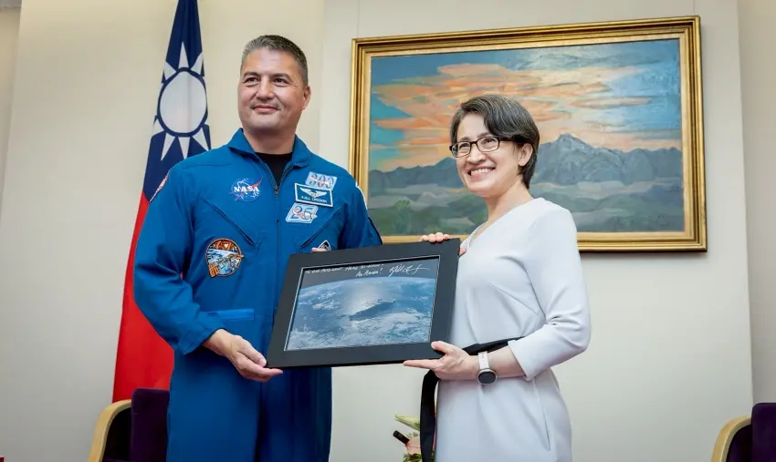 ▲從國際太空站回望出生地台北，林琪兒用鏡頭記錄家鄉輪廓並與副總統蕭美琴暢談台灣航太未來發展。圖／蕭美琴臉書粉絲專頁提供；窩客島編輯李維唐整理