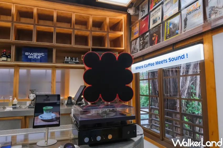 ▲Frisson空間導入Ballon de Paris音響與黑膠唱片，搭配Sweet & Sour Coffee Wave打造沉浸式聆聽體驗。（攝影：張人尹）