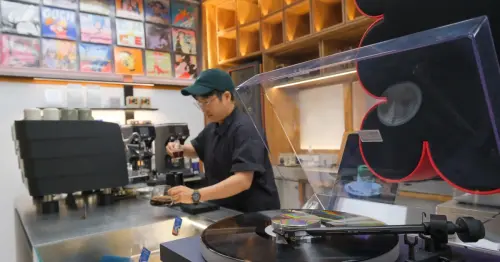 日式老宅咖啡！Sweet and Sour Coffee Wave進駐東門光在錦町，攜手Frisson打造黑膠咖啡空間。