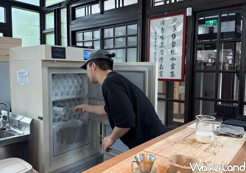 ▲Coffee S最熱門的打卡飲品「雪漸層咖啡」，從零下60度冷凍櫃取出冰凍玻璃杯。(攝影：鄭雅之)